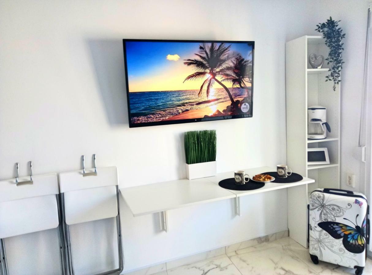 Pure Bliss Luxury Beachfront Apartment With Panoramic Sea Views, Electric Bbq, Gym Equipment And More Hagia Triada Exterior foto