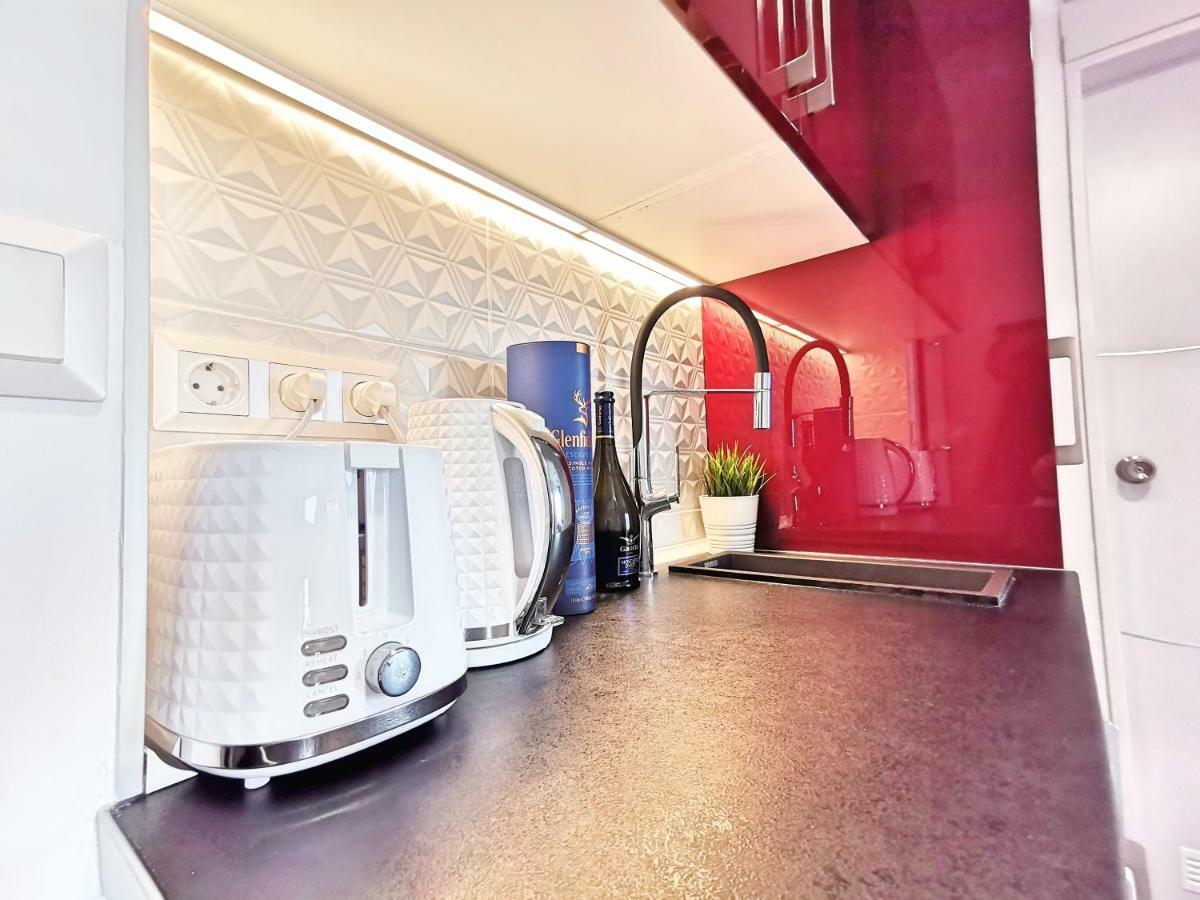 Pure Bliss Luxury Beachfront Apartment With Panoramic Sea Views, Electric Bbq, Gym Equipment And More Hagia Triada Exterior foto